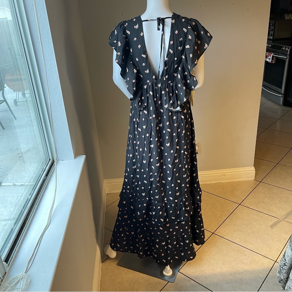 Floral Butterfly-Sleeve Maxi Dress
Size Medium
New
Brand is Forever 21 - Picture 9 of 14